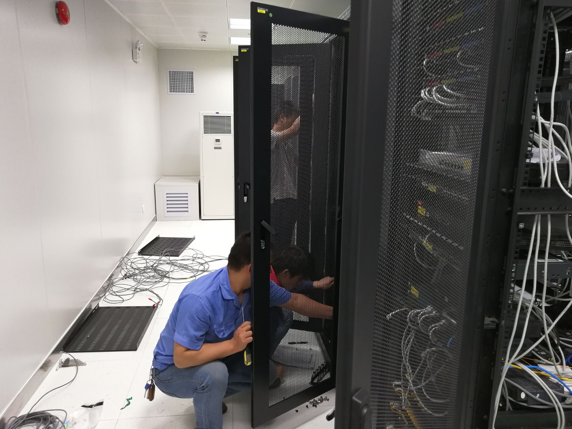 我校順利完成中心機房搬遷工作 信息系統(tǒng)運行維護服務平穩(wěn)過渡